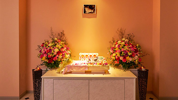 生花で飾った祭壇